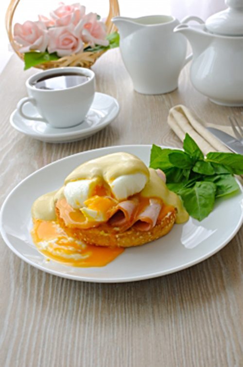 Lav egg benedict til din morgenmad