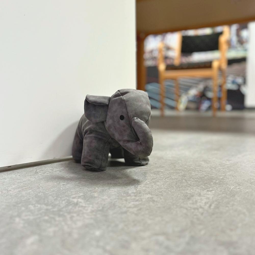 Dørstopper elefant 25 cm grå/brun 1. stk -  2 ass. farver